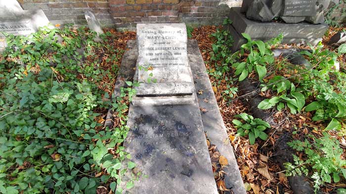 A photograph of William Terriss's grave.
